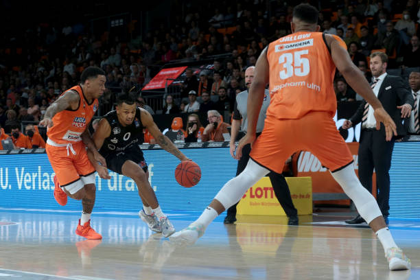 目中亮相 目中亮相